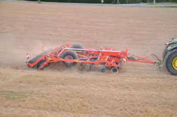 The PERFORMER 4000 in One Pass with discs, tines and roller