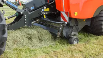 With a pick-up width of 230 cm, the baler is capable of working in all swaths