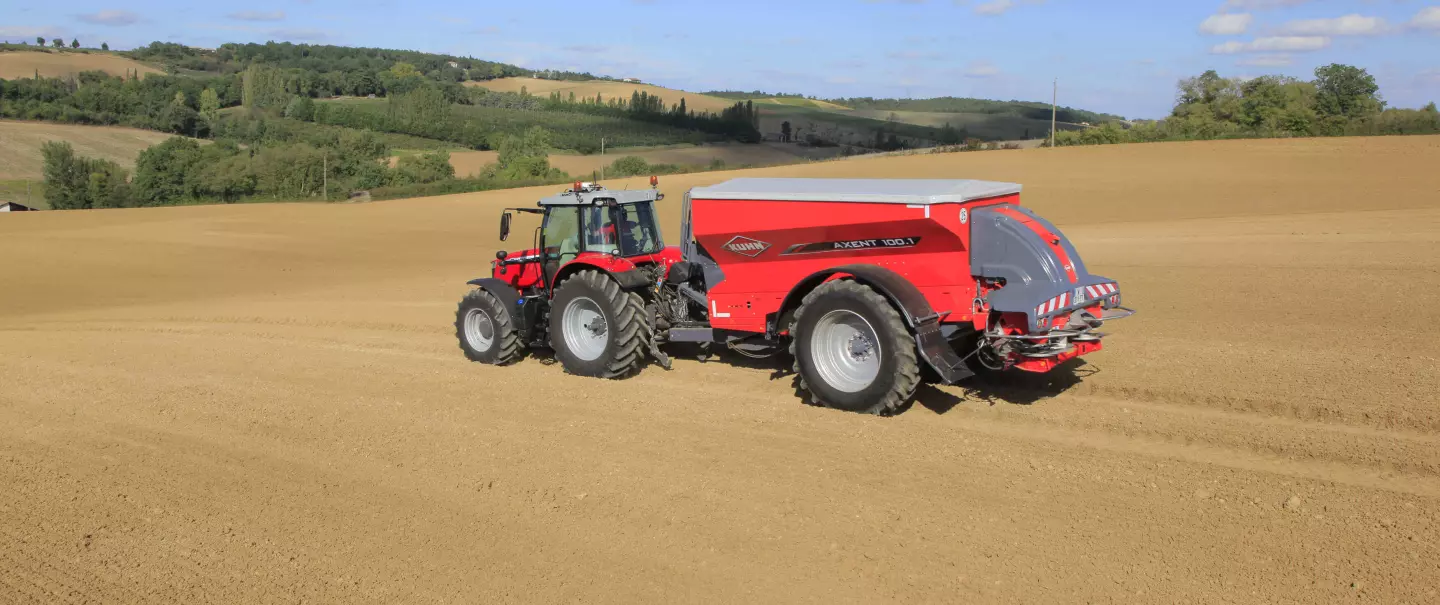 AXENT 100.1 fertiliser spreader at work.