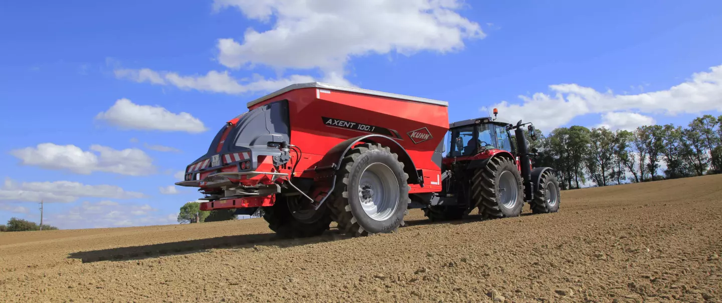 AXENT 100.1 fertiliser spreader at work.