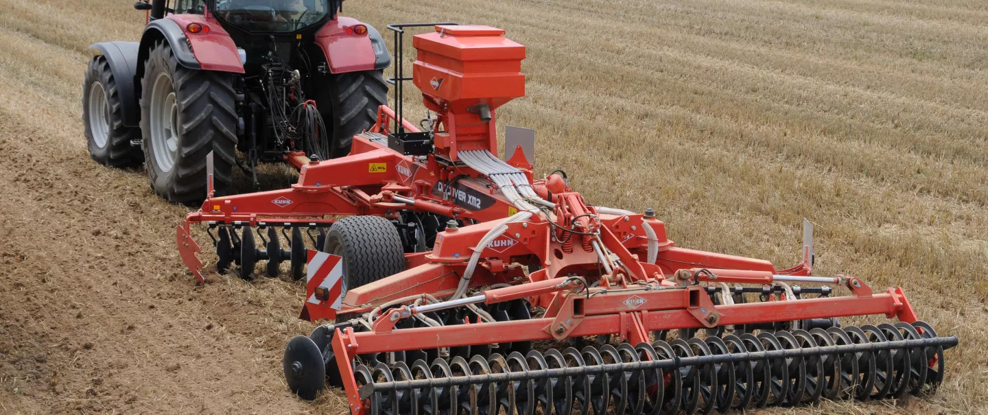A DISCOVER XM2 equipped with an SH 402 for seeding a crop cover