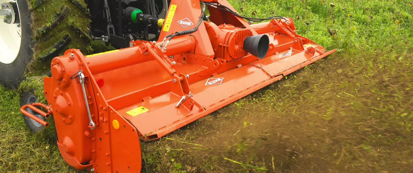 The hydraulic rear hood-opening system provides perfect crumbling and soil /residue mix