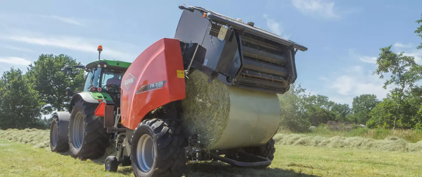 KUHN FB 3135 fixed chamber baler at work