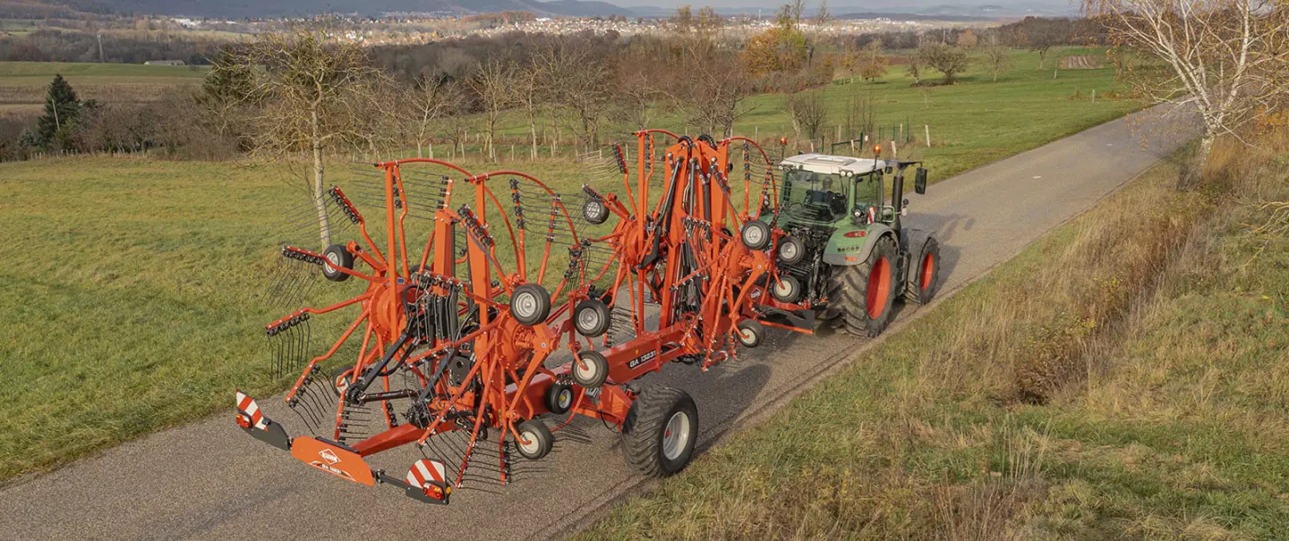 The GA 13231 4-rotor rake for road transport