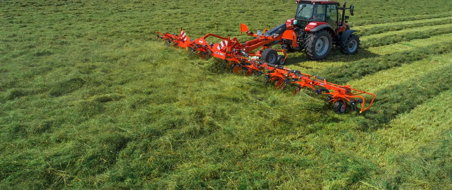 The GF 10803 T tedder at work in the field