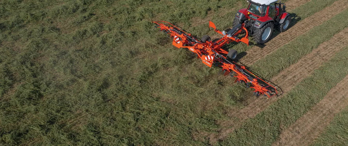 The GF 8703 T tedder at work in the field
