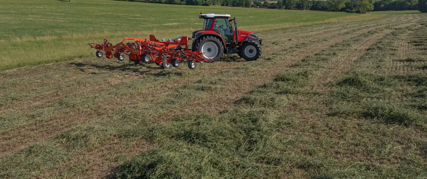 The GF 8703 T tedder at work in the field