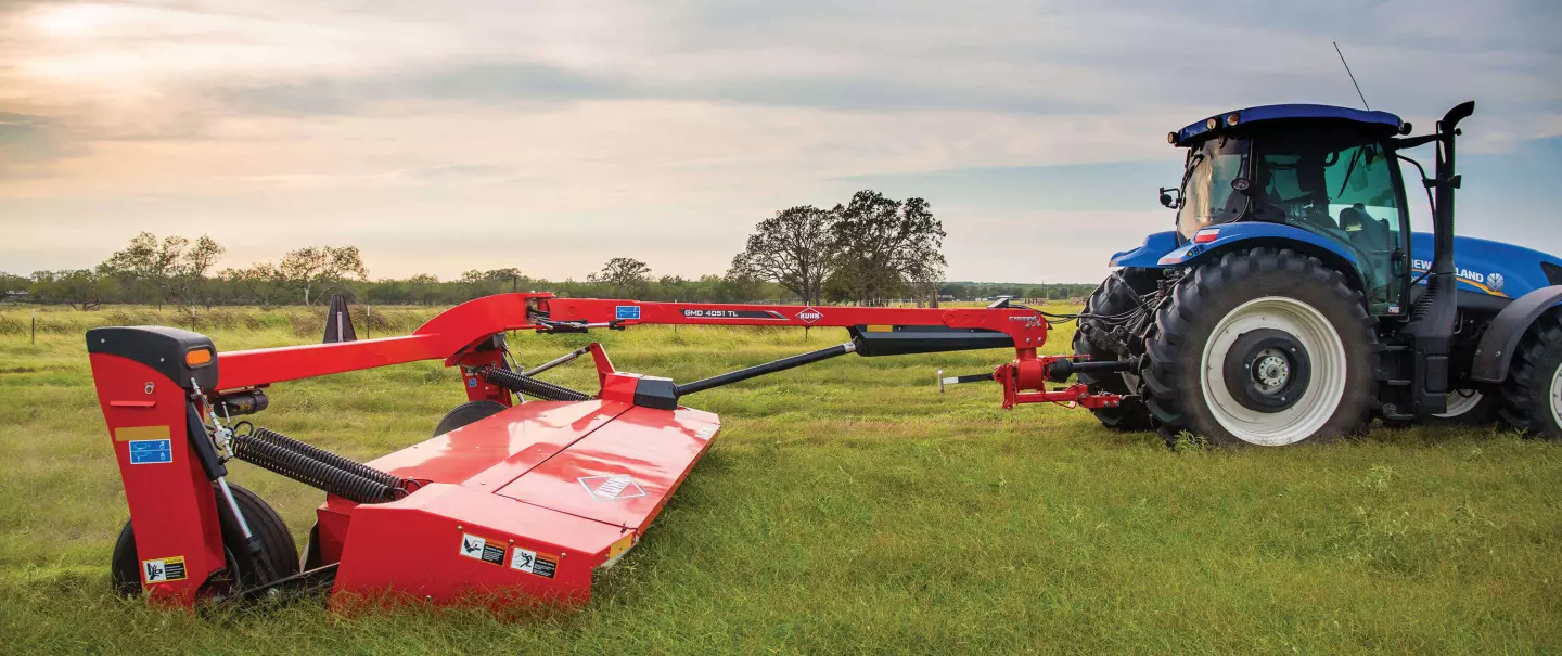 KUHN GMD 5251 TL disc mower in action
