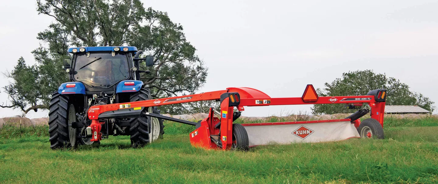 KUHN GMD 5251 TL disc mower in action