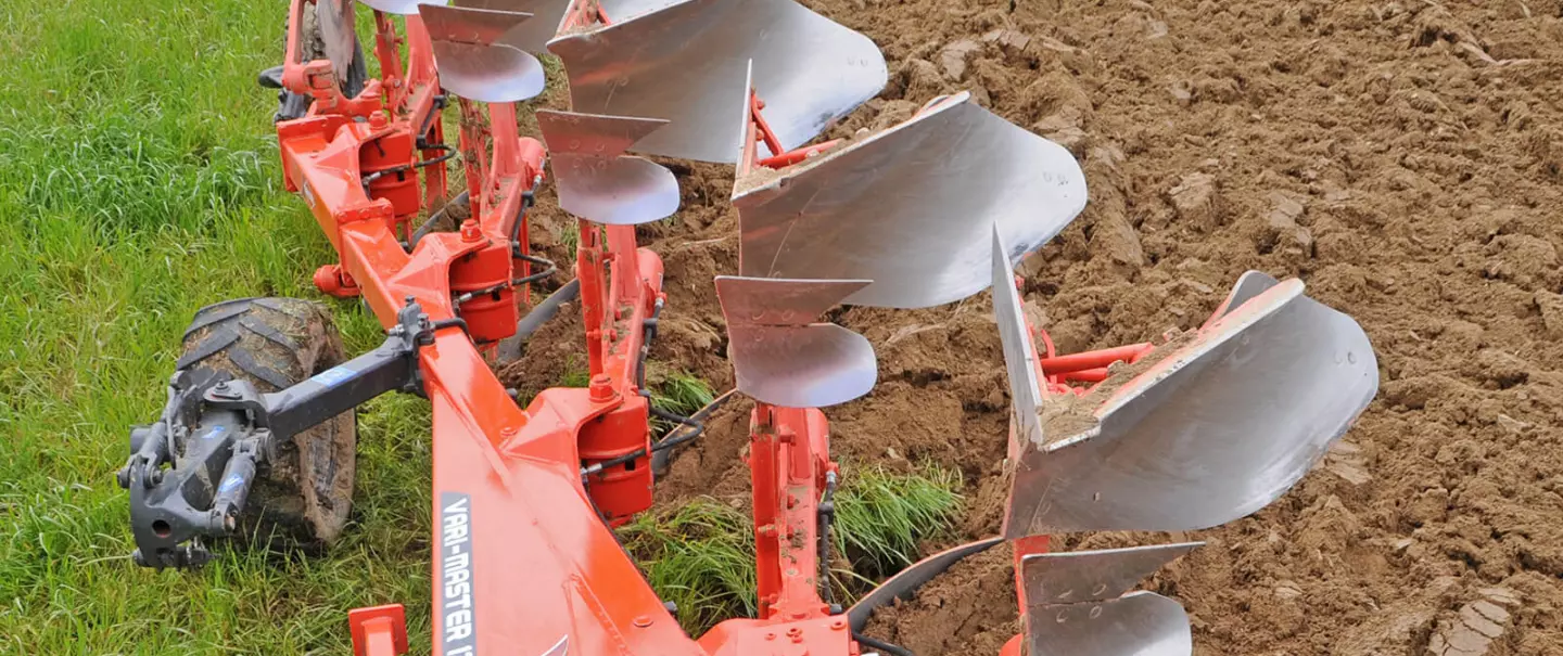 The variable width indicator of the VARI-MASTER 123 is visible from the cab.