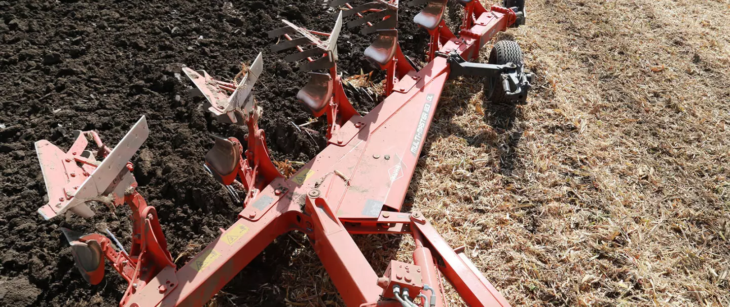 MASTER 183 mounted reversible ploughs are suitable for large tyre spacings