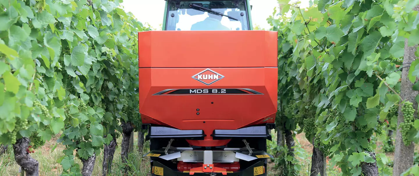 MDS 8.2 fertiliser spreader at work in a vineyard with controlled spreading on two rows