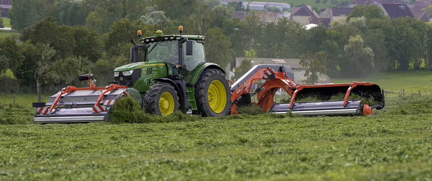 The front belt merger MERGE MAXX 440 F combined with a rear belt merger MERGE MAXX 950 at work on a plot