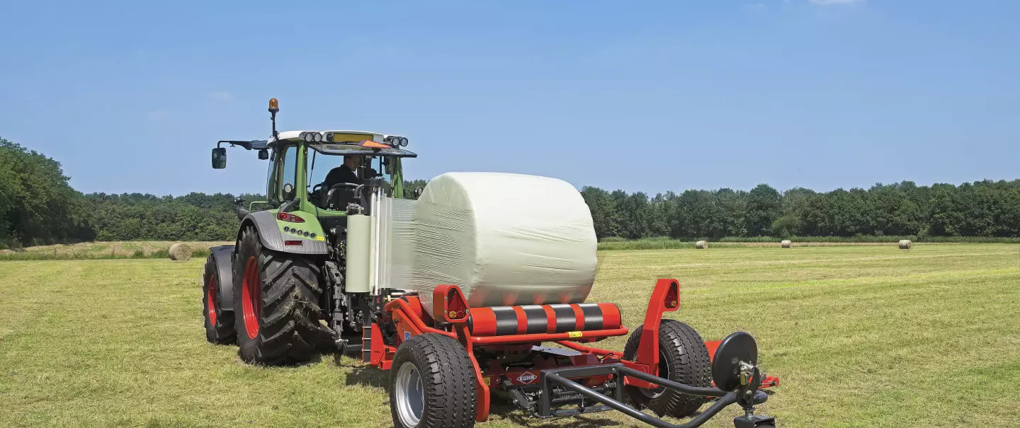 KUHN RW 1410 self-loading round bale wrapper at work