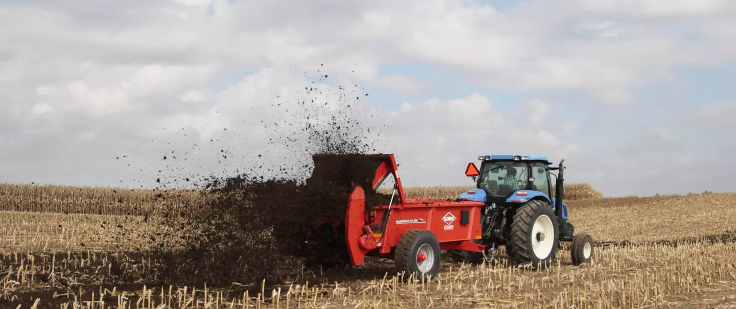 KUHN PS 235 ProSpread apron box spreader in action