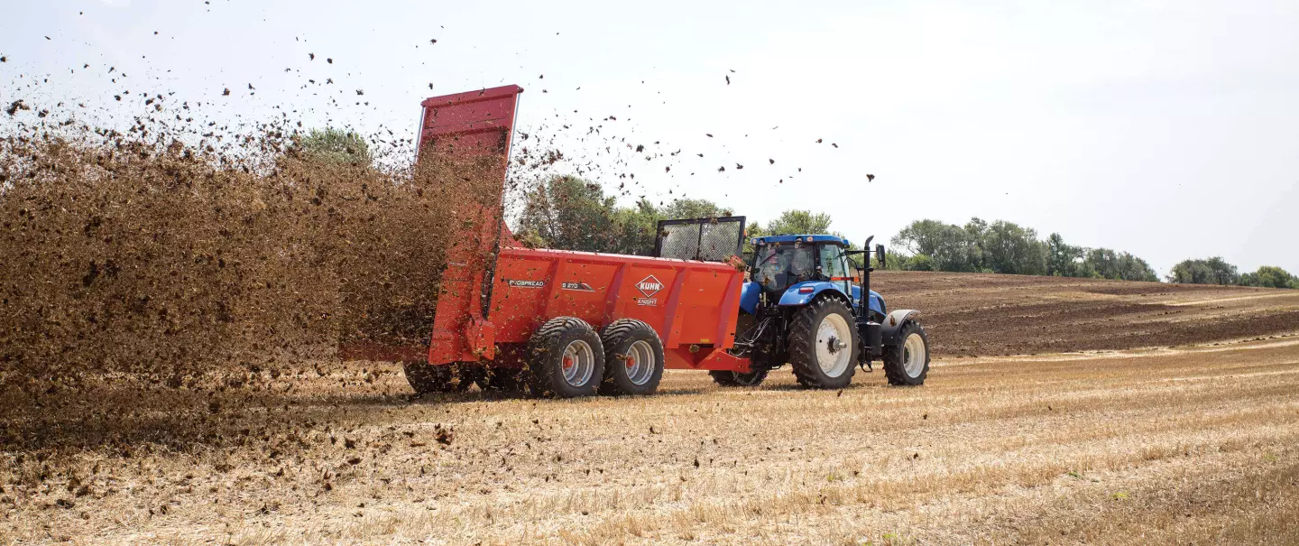 KUHN PS 270 ProSpread apron box spreader in action
