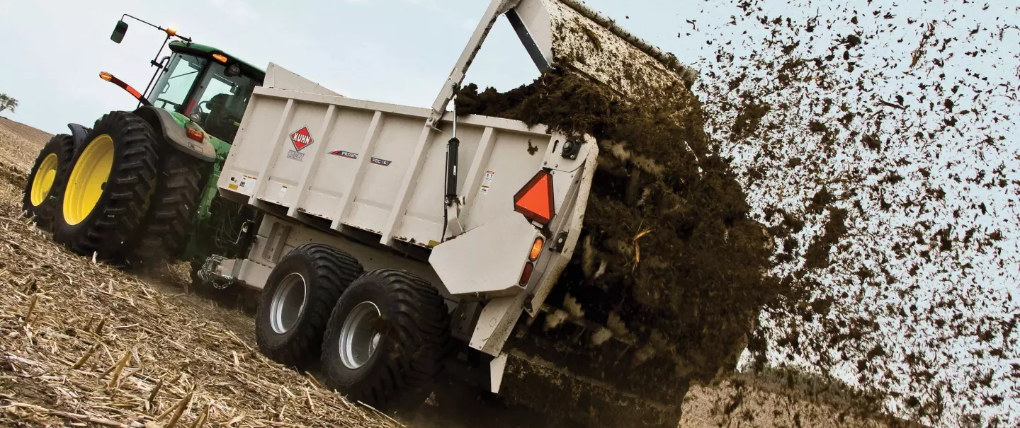 KUHN PSC 161 ProSpread apron box spreader in action