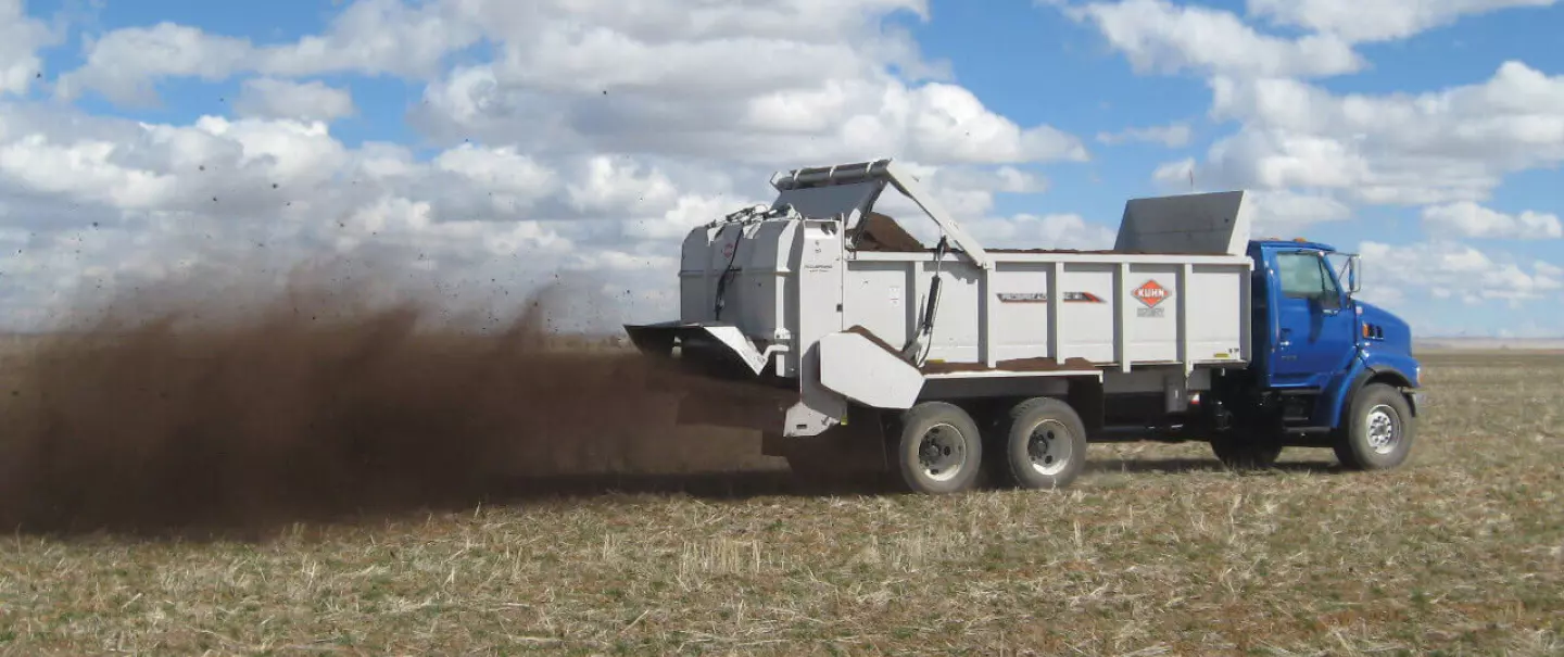 KUHN PSC 161 ProSpread apron box spreader in action