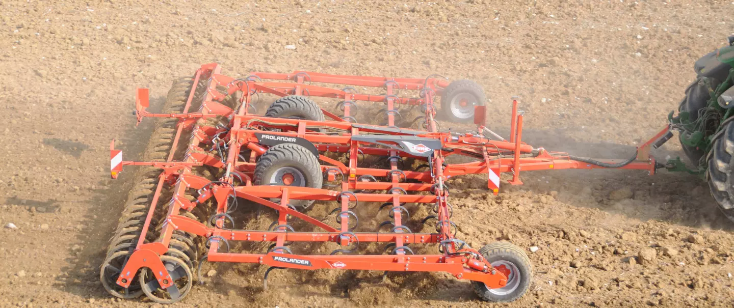 The PROLANDER cultivator with vibrating tines during seedbed preparation