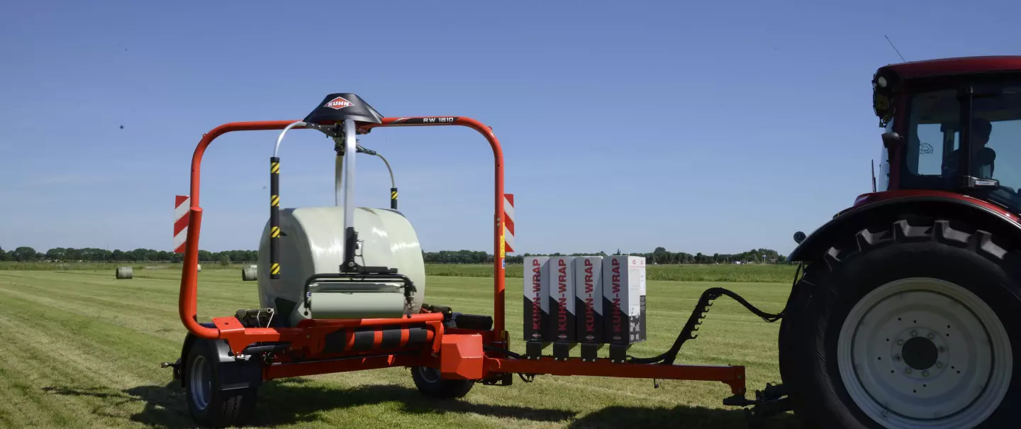 RW1800 round bale wrapper wrapping a bale in 3D.