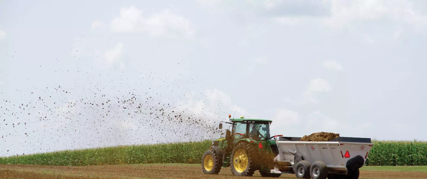 KUHN SLC 126 manure spreader in action