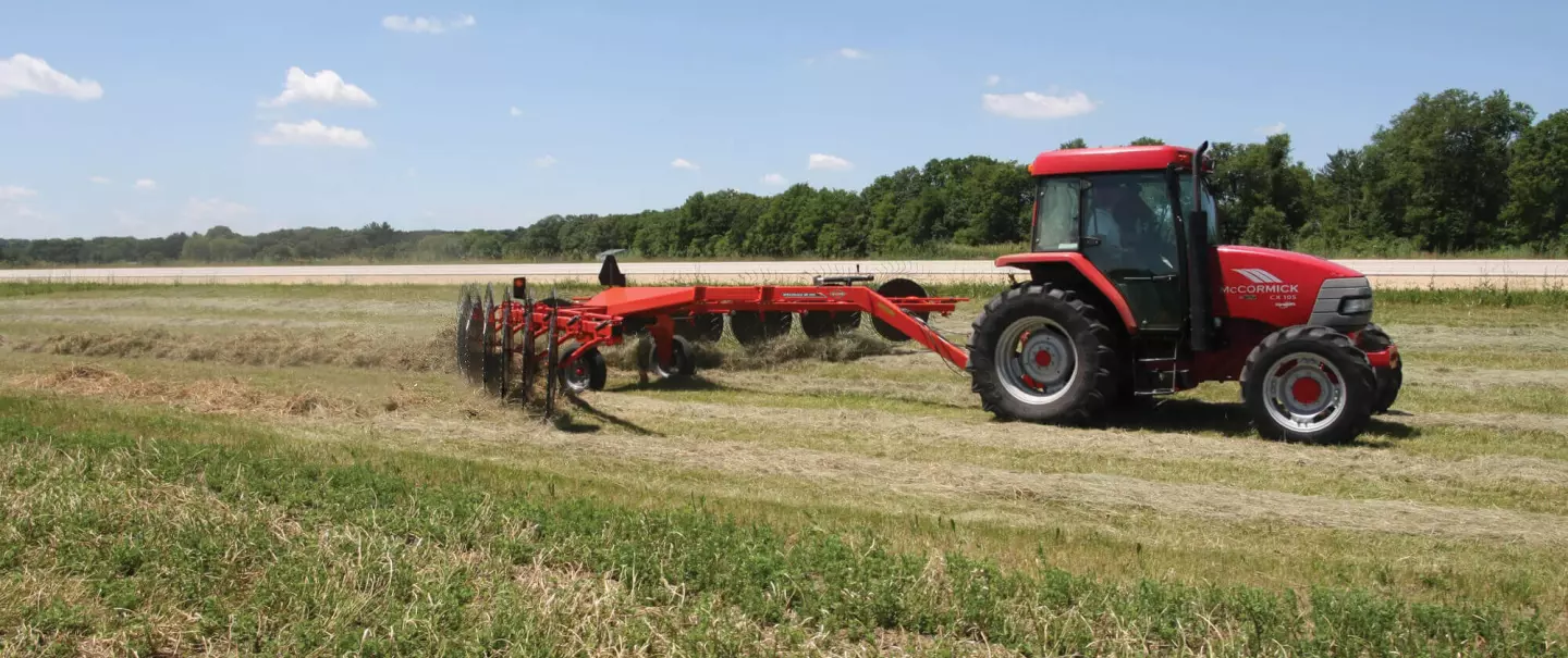 SR 300 wheel rake at work