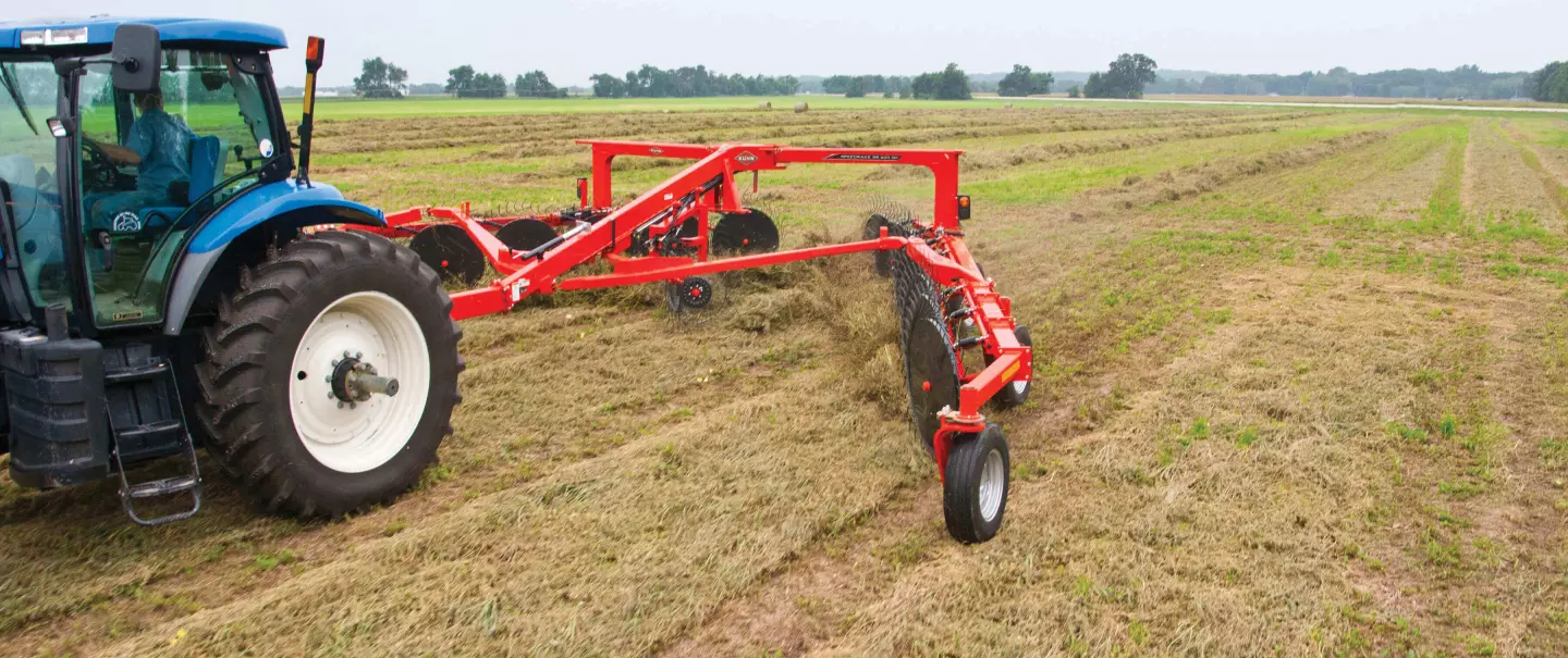 SR 600 GII wheel rake at work