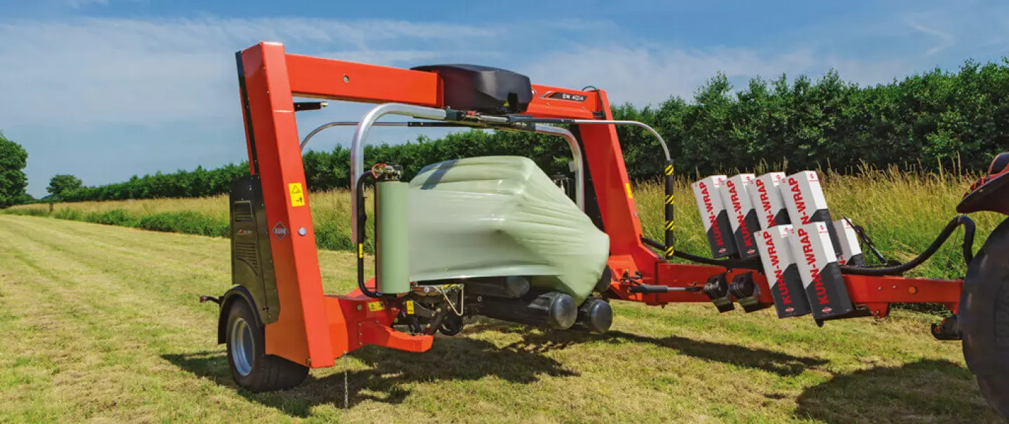 KUHN SW 4014 hybrid bale at work