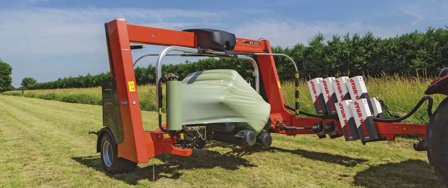 SW 4014 wrapping a big bale