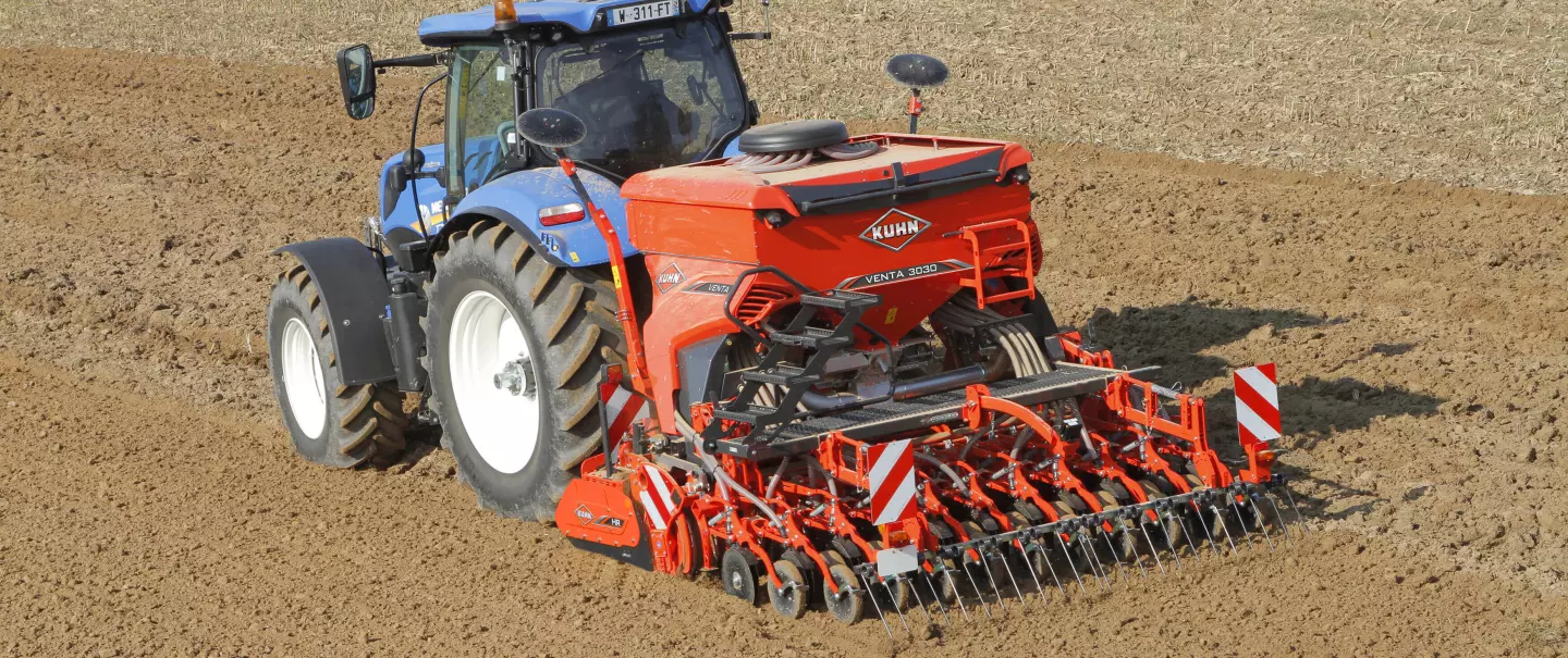 ISOBUS VENTA 3030 pneumatic integrated seed drill at work